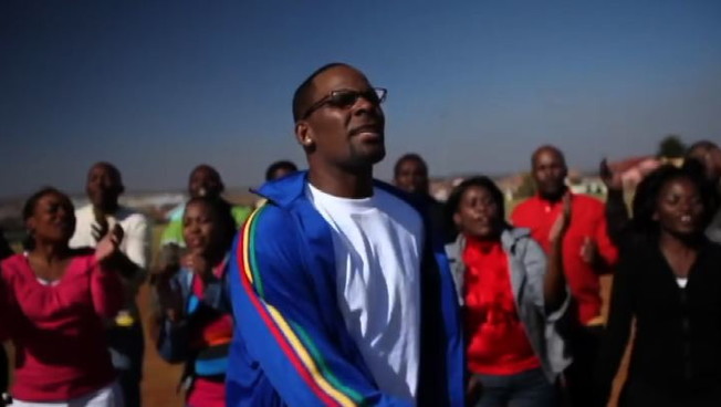 Il cantante R.Kelly accusato di molestie si consegna a polizia