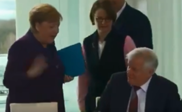 Horst Seehofer rifiuta la stretta di mano di Angela Merkel