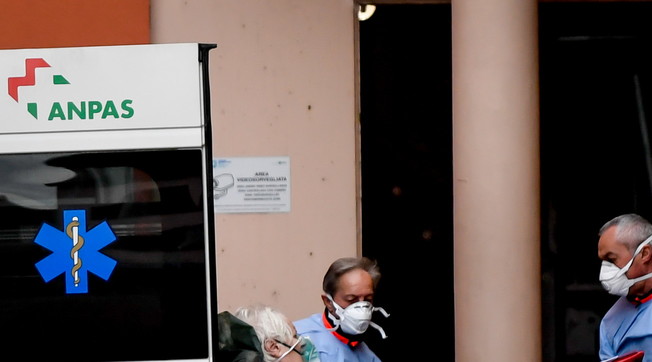 Gli strani segni sulle case nella zona rossa del coronavirus: l'inquietante sospetto, cosa si teme ora
