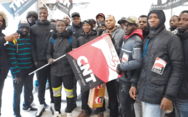Gli operai africani che lavorano alla nuova sede di Le Monde
