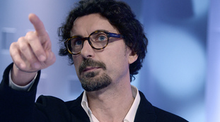 Toninelli previene il coronavirus laccandosi le dita in diretta video: la sconcertante prodezza