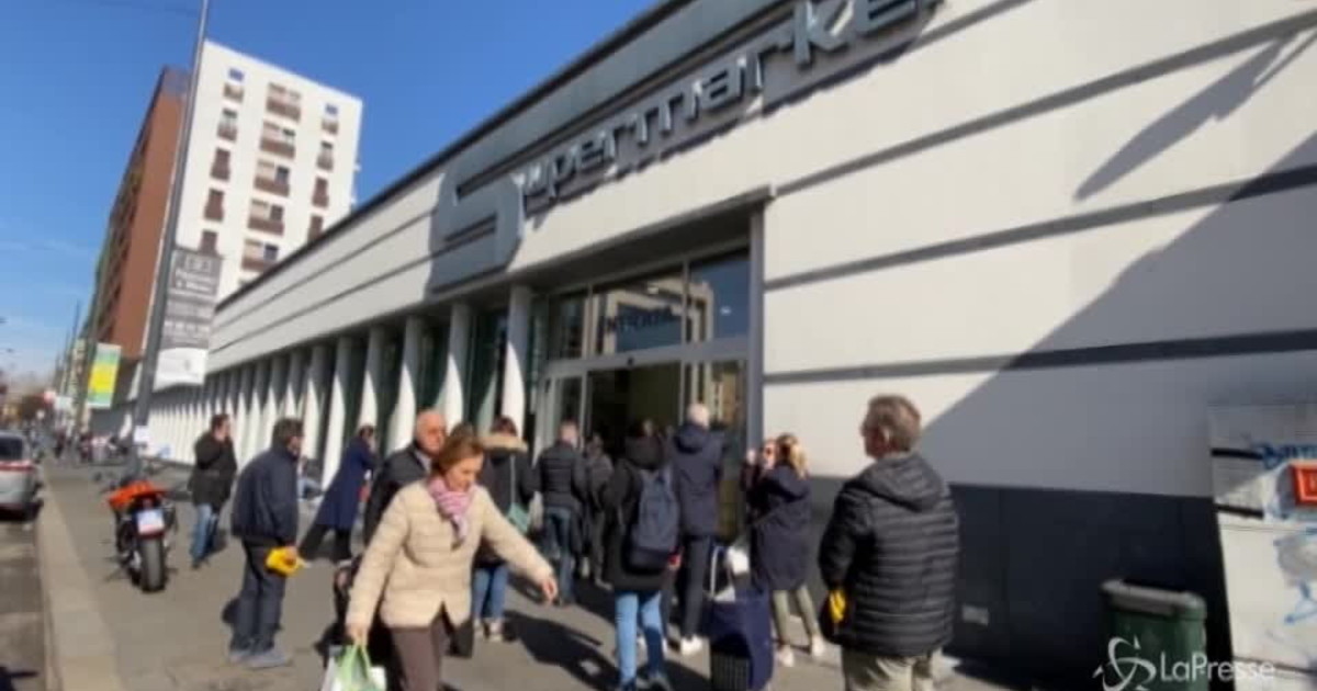 Ecco i primi effetti del decreto Conte: assalto ai supermercati. Milano, roba da "fine del mondo"