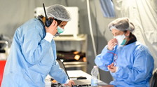 Lo strazio di chi chiede aiuto con un filo di voce. Parla l'infermiera: così il virus prosciuga le vite