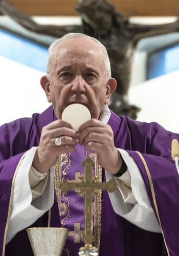 "Una pessima idea, sono sicuro che Dio non lo vuole": Roberto Burioni, attacco frontale a Papa Francesco