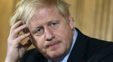 "In molti perderanno i loro cari". Johnson, sì alla strage di Stato: che rischi corriamo per la folle scelta