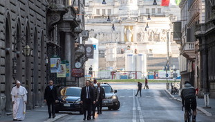 Papa Francesco: clamoroso, va a piedi per le strade di Roma "contro la pandemia"