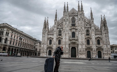 Un senzatetto a Milano