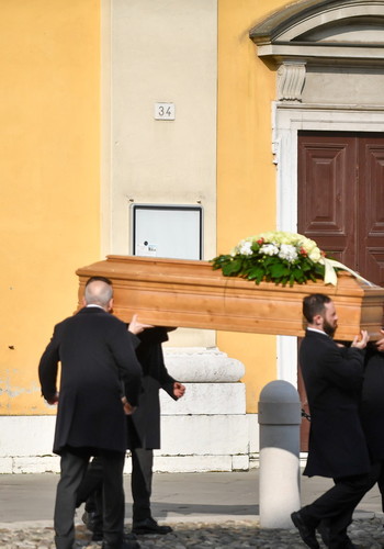 Così Armando, in due giorni, se ne è andato in solitudine: da zero sintomi alla morte in poche ore, uno choc