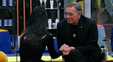 Fabio Testi ci prova con Paola Di Benedetto: bacio in diretta al GF Vip, Signorini lo becca