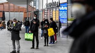 Supermercati con l'orario ridotto, effetto contrario? Gli esperti: perché potrebbero favorire il contagio da coronavirus