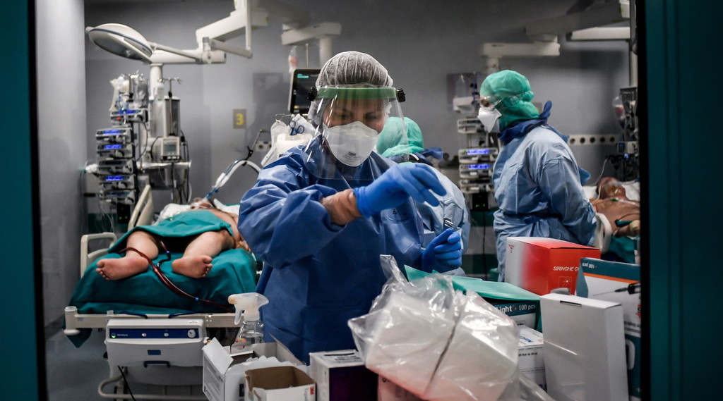 Italia, sì all'uso dei farmaci anti-Aids contro il virus. Mossa disperata: cosa svela uno studio