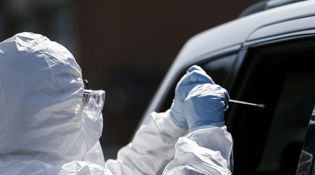 Coronavirus, una brusca frenata. Salgono di nuovo i contagiati e i morti