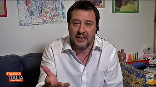 "Affitti, bollette e soldi in tasca". Salvini sfida Conte in diretta: ora &egrave; proprio spalle al muro