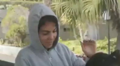 Non può essere vero. Georgina taglia i capelli a Ronaldo nel cortile della villa. Guardate là dietro: roba da... poracci