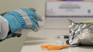 Coronavirus, vaccino: test sull'uomo a fine mese. Pazzesca accelerata, zampino italiano: i primi (pesantissimi) risultati
