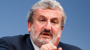 “Prenotate le vacanze in Puglia”. Emiliano kamikaze, sfida il virus: vuole pure votare in estate