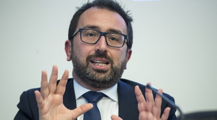 "Se il balbuziente Bonafede non fosse quello che, con Conte...". Dagospia: perch&eacute; non lo cacciano