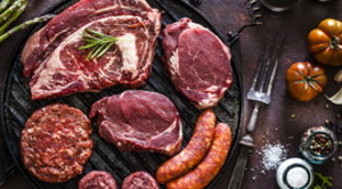 Troppi contagi nei mattatoi, diffusione sospetta del Covid in chi mangia la carne: parlano gli scienziati