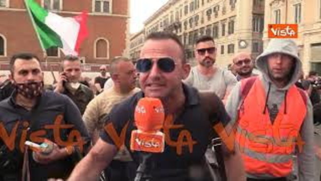 Gilet arancioni in piazza: