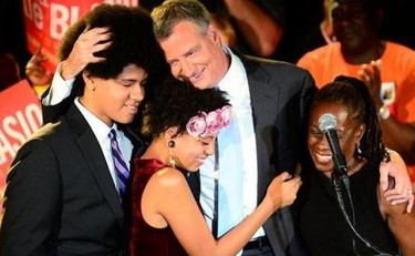 La famiglia De Blasio al completo: Dante, Chiara, Bill e Chirlane