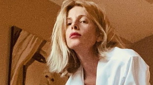 La Marcuzzi in vacanza con la figlia e le amiche. E il marito? Gossip-bomba: dove l'hanno becato a dormire.