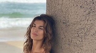 Provocazione leopardata, Elisabetta Canalis da svenire: in spiaggia seduce così, foto da record | Guarda