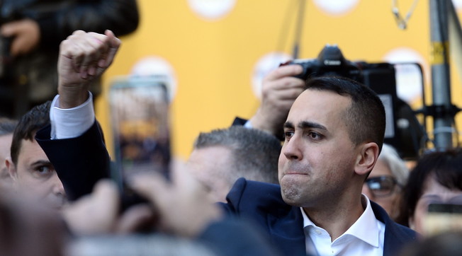 Tutto per Di Maio, grillini disposti a cambiare cavallo: premier del Pd in cambio di quella poltronissima per il ministro
