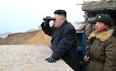 Kim Jong-un osserva il confine con la Corea del Sud