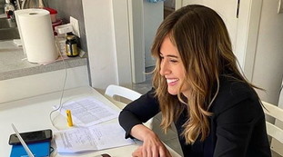 La sorellina di Chiara Ferragni fotografata a tradimento. Si laurea da casa: sopra così, sotto la scrivania... Deshabillé (con lode) | Guarda