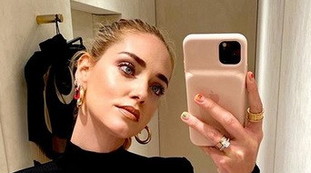Semi-nuda con squarcio vista-seno. La foto esagerata di Chiara Ferragni: roba proibita ai comuni mortali
