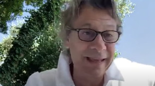 Se ne sbatte le p***, beato lui. Nicola Porro dà una medaglia a Feltri: dopo 51 anni, l'eroico gesto di ribellione