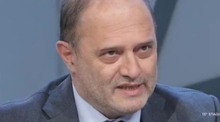 Una pioggia di soldi per i soliti noti. Bechis e i vitalizi, 4 nomi clamorosi: sbattuti in prima pagina | Guarda