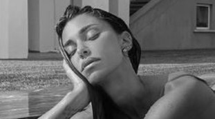 Belen, un caldissimo weekend sul lago in compagnia molto intima. La foto in piscina, il bikini sparisce | Guarda