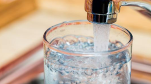 Bere otto bicchieri d'acqua al giorno? Pipì e salute, ecco il risultato (clamoroso)