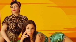 Quelli che non si inc***a nessuno.... Elettra Lamborghini fuori controllo, a valanga contro la sagra della salsiccia vip