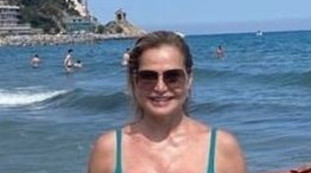 La mia porca figura. Simona Ventura sfida le colleghe: eccola in bikini in spiaggia, a 55 anni. Una scelta forte | Guarda