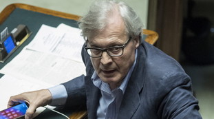Chi, quella dei filmini a luci rosse?. Vittorio Sgarbi, dopo la Carfagna il vaffa alla grillina Sarti (vietato ai minori)