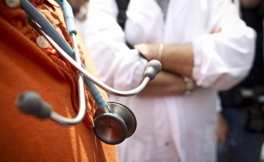 ROMA, 17 APR - Migliaia di camici bianchi hanno 'invaso' questa mattina piazza Montecitorio per chiedere che vengano rispettati i loro diritti. Soddisfatti per lo stop alla tassa sulle borse di studio, i giovani medici si sono comunque radunati davanti alla Camera, che oggi voterà il decreto fiscale, per chiedere al Parlamento