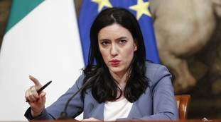 Non si capisce come possa essere lì. Azzolina, è (quasi) finita: indiscreto clamoroso, la fanno fuori. E...