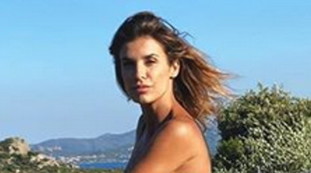 Uno stacco di coscia... da record: Elisabetta Canalis al suo meglio, la foto che ammalia | Guarda