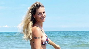 Michelle Hunziker, uno tsunami nel mar Adriatico. In bikini così: fisico perfetto e Lato B scolpito | Guarda