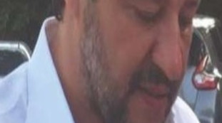 Prendi questa mano, zingaro. Prego? L'impensabile foto di Salvini: beccato così