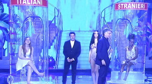 Razzisti, roba che solo Berlusconi: applaudono mentre affoga una nera: delirio (vip) contro Paolo Bonolis e il Cavaliere