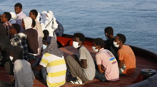 Immigrazione, il retroscena svela il disastro di governo: barchini, così Conte si piega all'invasione