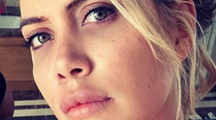 Un gioco di specchi pazzesco, seno e lato B così: Wanda Nara, la foto che incendia la domenica