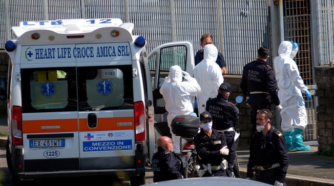Calabria, rivolta contro i migranti positivi al Covid? Governo allo sbando: risolve il caso così, in che mani siamo
