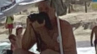 Il paparazzo nascosto in spiaggia fotografa Sonia Bruganelli. Qualcosa da nascondere, lei reagisce così. la foto mai vista | Guarda