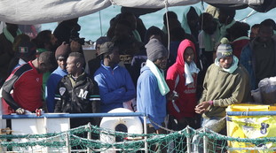 Gli immigrati col virus in Italia, grazie al Pd e alle Ong: ecco quanti miliardi ci costeranno