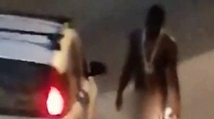 Per strada nudo, altra follia di un giovane migrante scatena Salvini: "Tutto sotto controllo" | <span style=color: rgb(153, 0, 0);>Video</span>