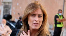 La Boschi ci dà un taglio, un clamoroso cambio di look. Ecco come si è presentata in Aula: da urlo | Guarda